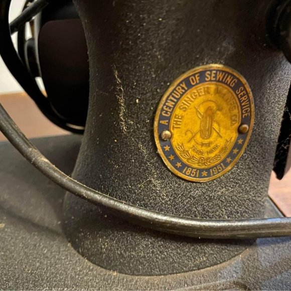 1951 Singer Sewing Machine Table Antique - Picture 5 of 6